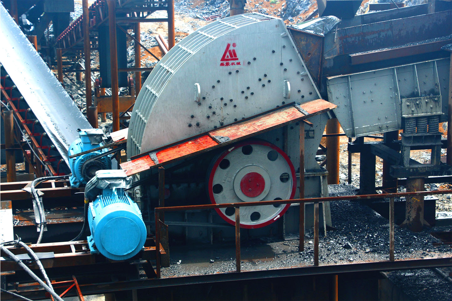 磊蒙與中鐵十一局再次攜手，助力龍懷高速建設(shè)